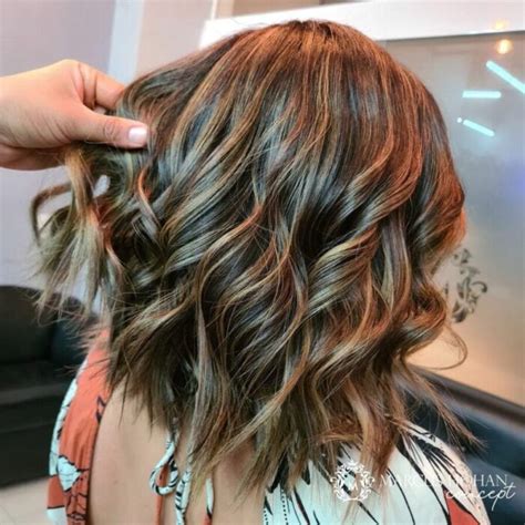 Morena iluminada em cabelo curto: 45 ideias para arrasar com。